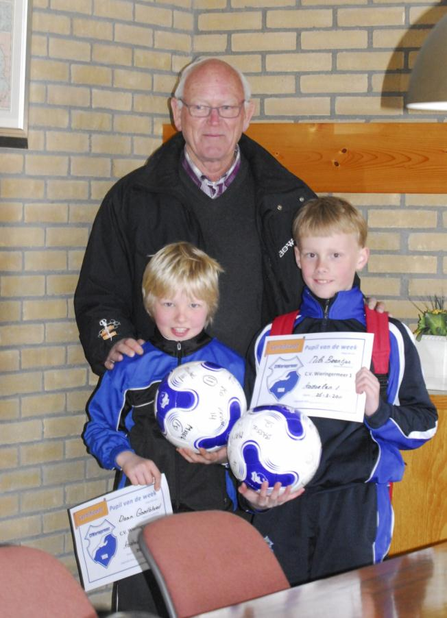 !! Pupillen van de Week 26 maart Van links naar rechts Andre (coach), Tonnie (sponsor), Edwin (coach/trainer) Sem, Joël, Pim, Corné, Tom,