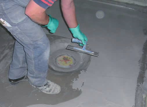 120) F Tegels Balkonopbouw met Sopro Dichtlaag Flex 1-K op een betonnen draagvloer. Als ongecompliceerd afdichtmateriaal heeft de flexibele, cementgebonden dichtlaag zich het best bewezen.