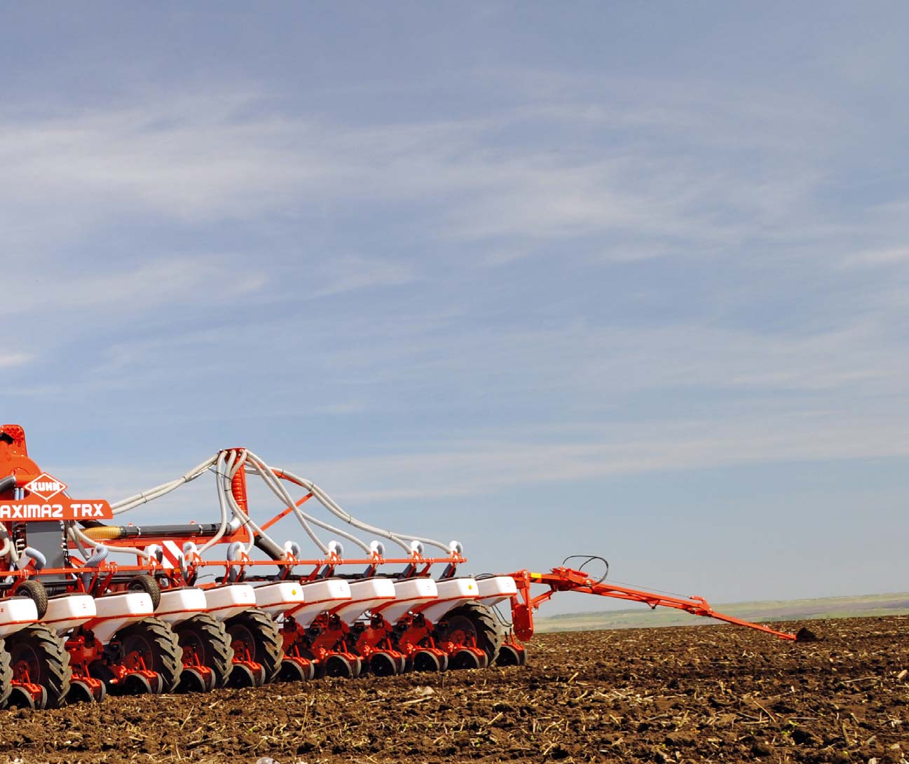 HECTARE PER DAG! EEN GOED DOORDACHT BEMESTINGSCONCEPT De MAXIMA 2 TRX heeft een grote voorraadbak voor kunstmest van 4.300 liter.