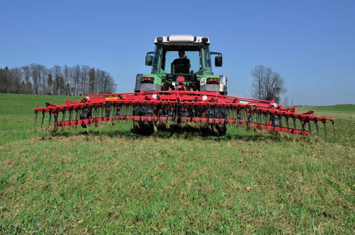 Hij brengt lucht in de graszode, verwijdert viltlagen en mos uit de grond en stimuleert de planten om te gaan groeien.