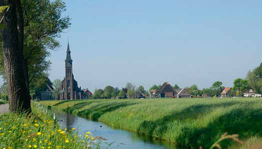 Het dorp ligt in de lengte tussen de Oosterboekelweg en Vekenweg. De hoofdstraat heet de Driestedenweg.