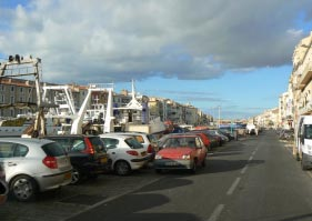 Villeroy door zijn en de dijkweg naar Marseillan- Plage over gaan.