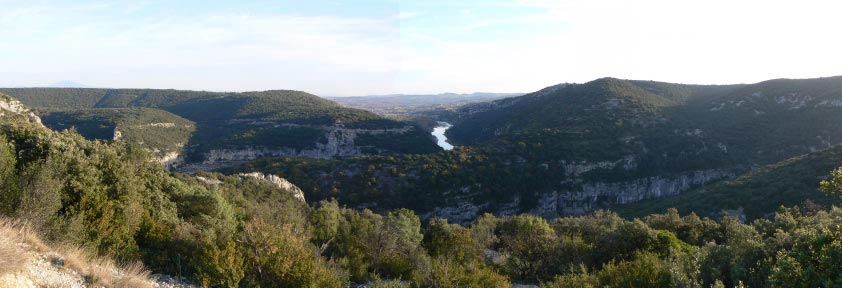 Steeds hebben we prachtige panorama s op de diepe dalen van de rivier en zijn hoge zwaar geërodeerde kliffen. Na Pont St.