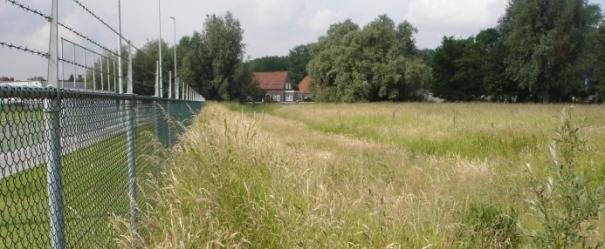 geschoten worden op te kunnen halen. Het hek is tevens functioneel voor het weren van ongewenst bezoek.