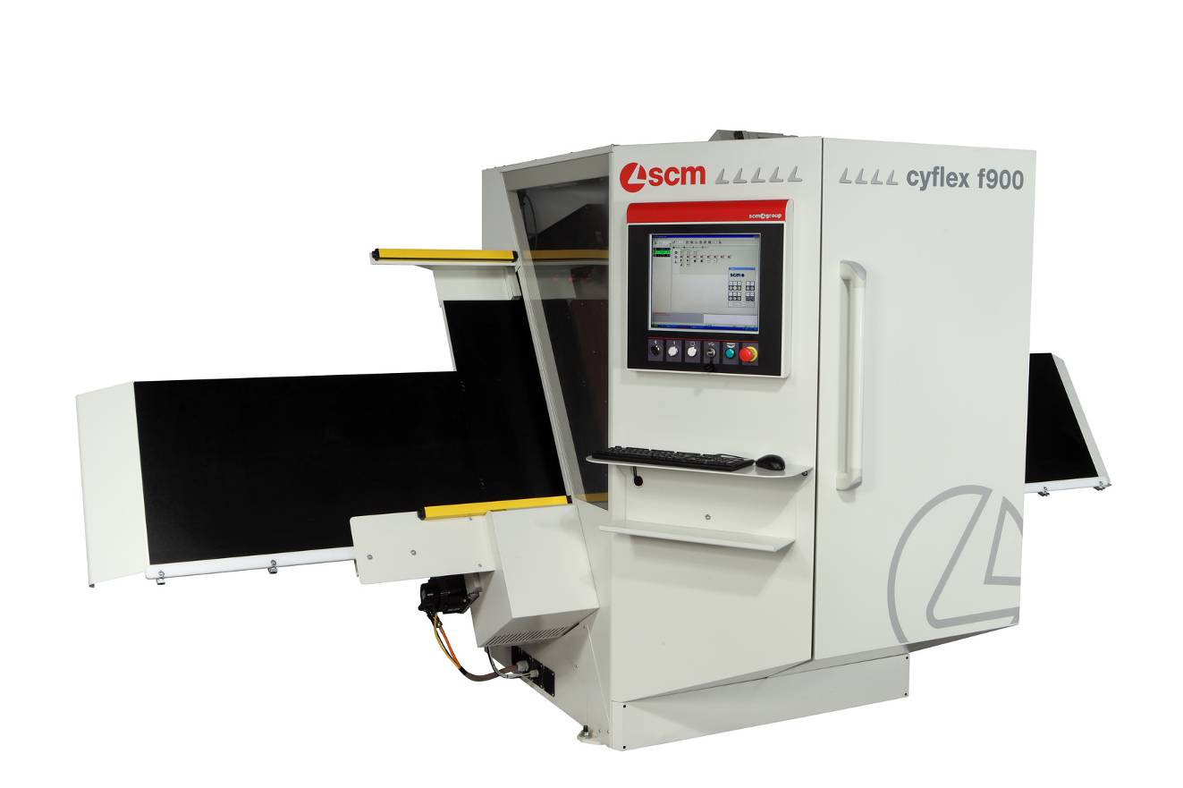 SCM CNC gestuurde universele boormachine CYFLEX F 900 B Algemeen CNC Boormachine met gebruiksvriendelijke en flexibele software op een kantoor PC met LCD scherm naast de machine.