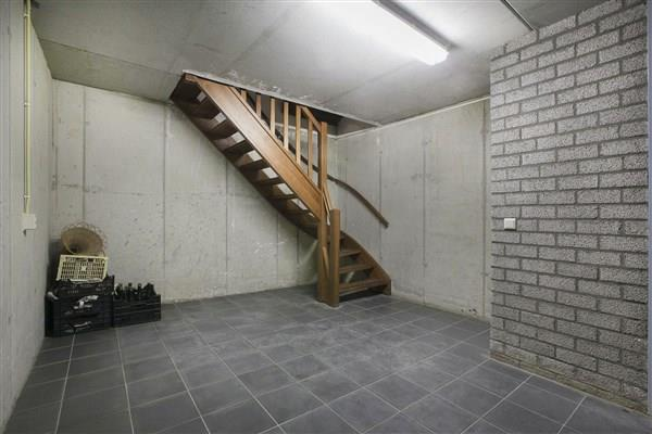 Daarnaast biedt een vaste trapopgang toegang tot het inpandige appartement op de 1 e verdieping. Kelder: Vanuit de ontvangsthal biedt een vaste houten trap toegang tot de riante kelder.