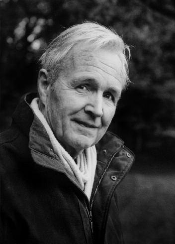 JAN TERLOUW (Kamperveen, 1931) is niet alleen bekend als jeugdboekenschrijver, maar werkte ook als natuurkundige en was onder meer fractie voorzitter van D66 in de Tweede Kamer, minister van
