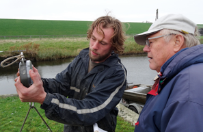 Het Friese waterschap, Wetterskip Fryslân, heeft op deze locatie een stuw vernieuwd, waardoor de schieraal niet in het gemaal komt, maar er omheen zwemt naar een kanaal.