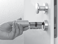 Voordat u de cilinder in de deur plaatst, moet een voorafgaande ijking van de bestaande deurdikte worden