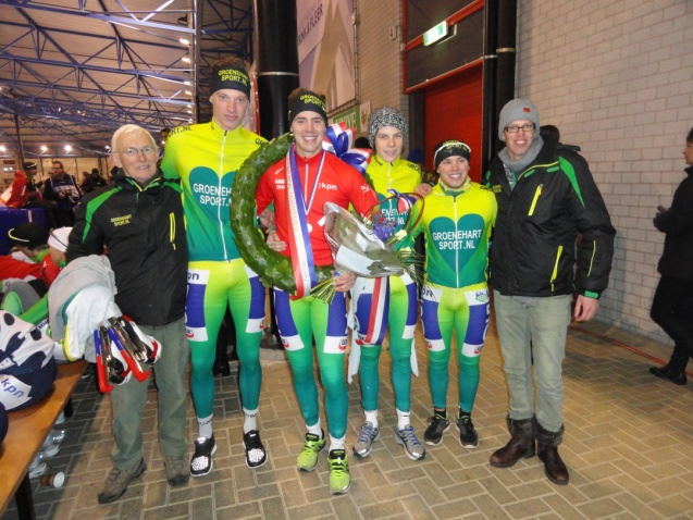 HULDIGING Na afloop van de wedstrijd werden de finalisten gehuldigd. Thom van Beek werd voorzien van een erekrans met de Nederlandse vlag en het rood-wit-blauwe jasje.