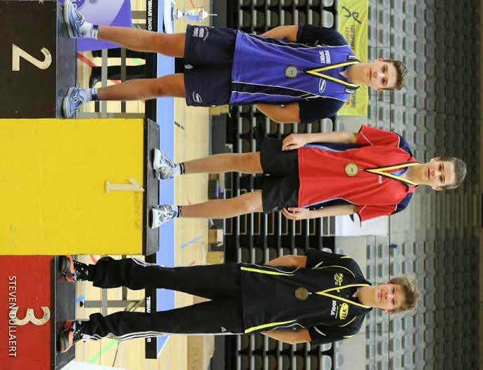 Cadet meisjes Jitske Geerts, eerstejaars min, van Sint-Niklase TTC met coach Theo Klomp 6 e plaats 5 punten geen tweede speler Cadet jongens Senne Blommaert van TTC Lobos Lochristi met coach Tom De