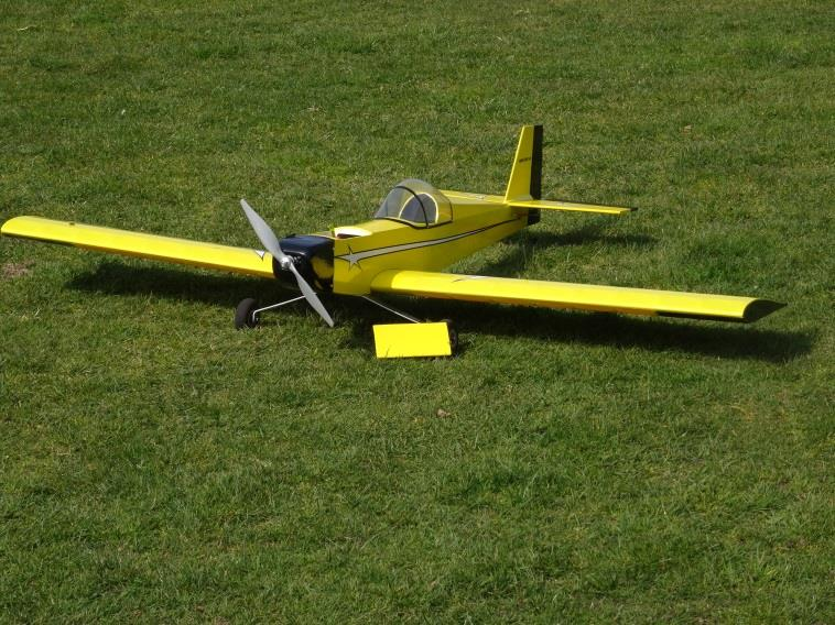 We gaan op weg naar Hulsel. Op een vliegveldje wordt met modelvliegtuigjes gevlogen. Het is leuk om te zien. Er wordt met veel snelheid gevlogen.