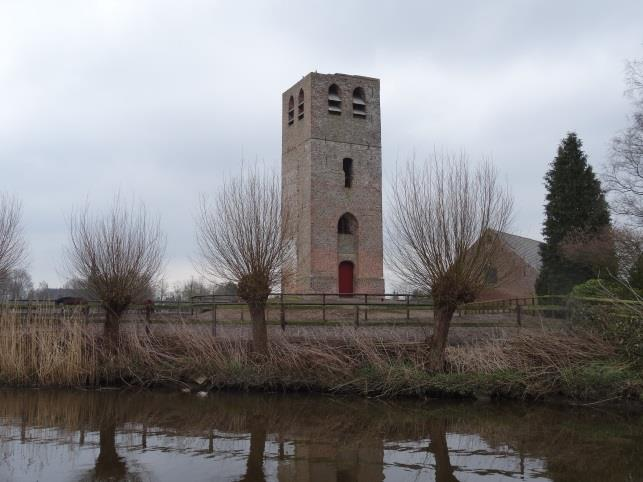 Om ca. 13.00 uur komen we bij de toren van Kerkhoef. Deze staat naast een boerderij bij de Dommel. Het is een toren van de middeleeuwse St. Lambertuskerk van Nederwetten.