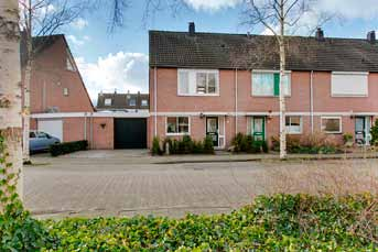 Informatie over HOEFBLAD 149 Prima gesitueerde lichte hoekwoning met 4 slaapkamers, comfortabele luchtverwarming en grote garage van 24 m². Gelegen op een flink perceel van 215 m² en een ca.