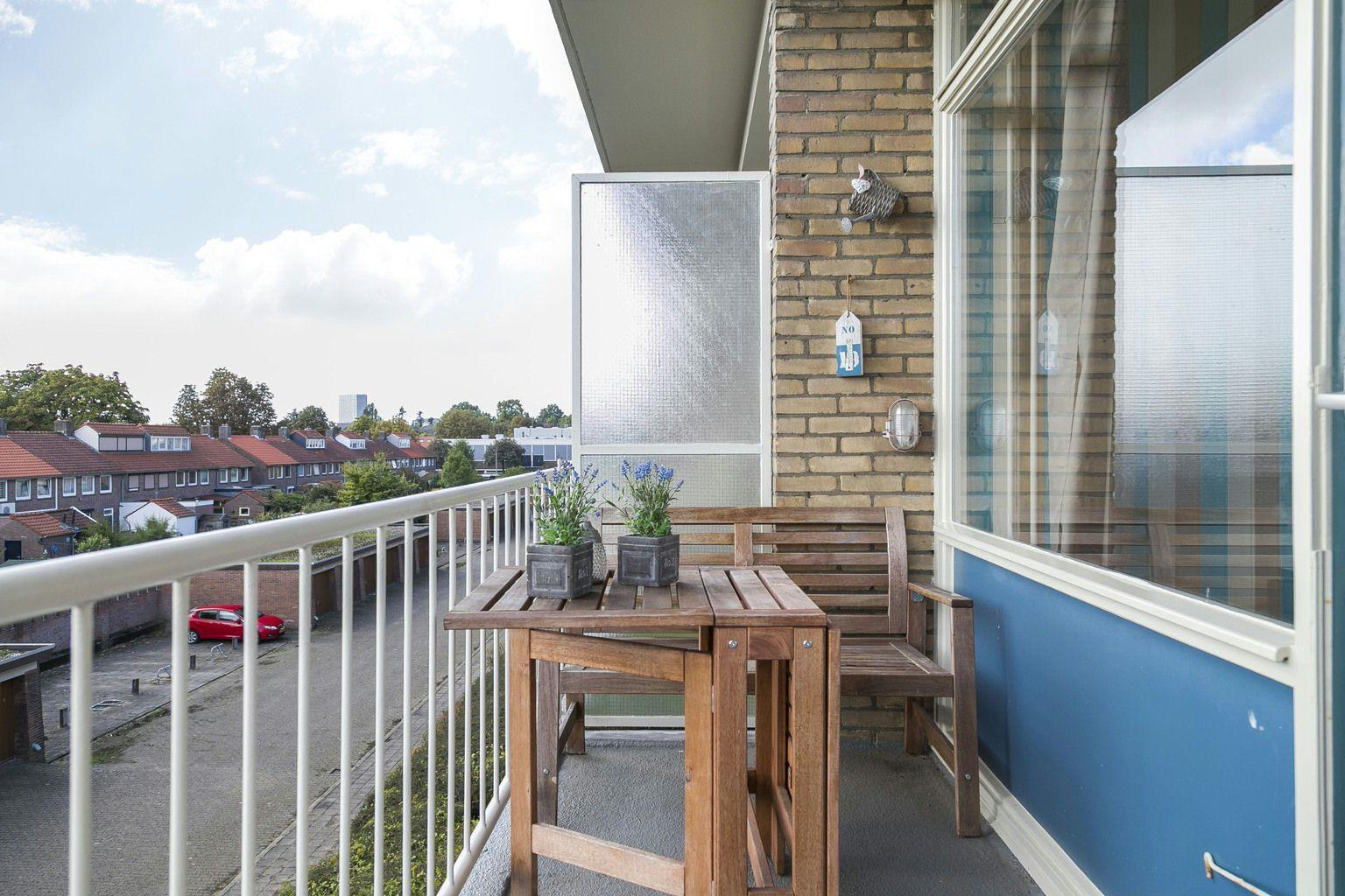 Locatie De Thorbeckestraat ligt op de grens van het Statenkwartier en het Spijkerkwartier, twee wijken met voornamelijk karakteristieke stadspanden uit de