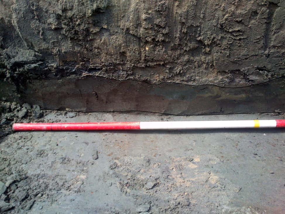 2.6 LR87 Tijdens de begeleiding van de rioolsleuf zijn geen sporen aangetroffen. Wel is er inheems-romeins vondstmateriaal verzameld uit de onderkant van de recente bouwvoor (zie afb. 2.56).