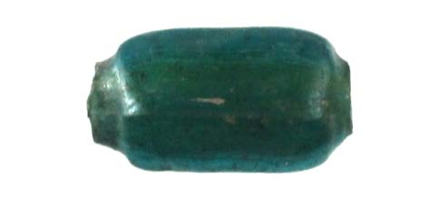 Kralen In greppel G7 werden in werkput 19 twee kralen gevonden. Eén was gemaakt van blauwgroen glas, ca. 1 cm lang, min of meer cilindrisch van vorm en in de lengte doorboord.