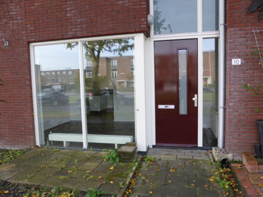 Omschrijving Moderne en nette tussenwoning met royale tuin op een mooie plek in Arnhem. Met 3 slaapkamers, een zolder met mogelijkheid van extra kamer en een ruim dakterras op het zuiden.