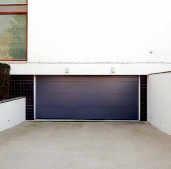 De garages zijn bereikbaar via een verwarmde oprit en zijn onderling met elkaar verbonden. Vanuit de garages is de woning binnendoor bereikbaar.