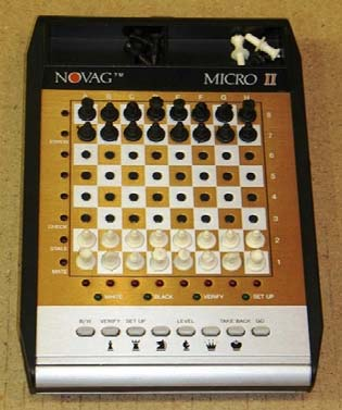 12-1982 [M-0001] Novag - Micro II Net als bij het item over de Novag Sensor Dynamic, hebben we nu wéér te maken met twee verschillende opgegeven verschijningsdata!
