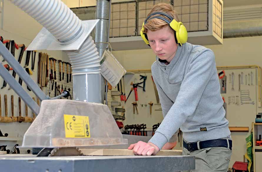 machinale houtbewerking School voor Praktijkonderwijs 16 Deze opleiding is bedoeld om te gaan werken in een meubelof kozijnenfabriek of in een bedrijf voor