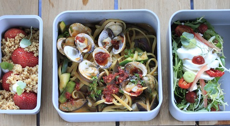 Het mooie het wordt aangeboden in één box en toch heb je het idee dat je een luxe lunch of klein diner aan het eten bent.