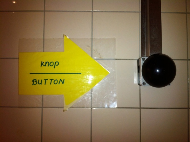 Alleen is het niet duidelijk dat je die knop moet hebben omdat die niet naast de deur hangt maar op een