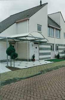 De carport is verkrijgbaar in een 9-tal standaard afmetingen en kan desgewenst losstaand of aan het huis gemonteerd worden.