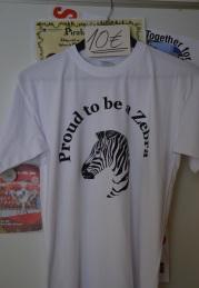 Jeugd Te koop: T-shirts PROUD TO BE A ZEBRA Nog 30 witte T-shirts verkrijgbaar bij Rino Van S tot XXL 10 euro/stuk vraag ernaar!