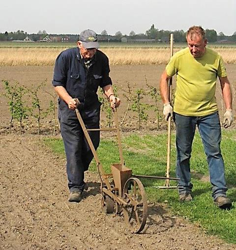 Groen rondom de molen Sinds kort is het team van vrijwilligers op de Meterikse molen uitgebreid met twee personen. Ger Verheijen en Wim Ambrosius hebben op zich genomen om t.b.v. de educatie, de gewasvelden te beheren en het groen rondom de molen te verzorgen.