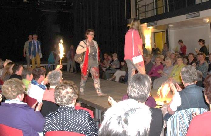 00 uur bij zaal de Meulewiek. ZijActief modeshow Afgelopen woensdag werd door 18 mannequins de laatste haute couture van Modecentrum Frans Theelen geshowd.