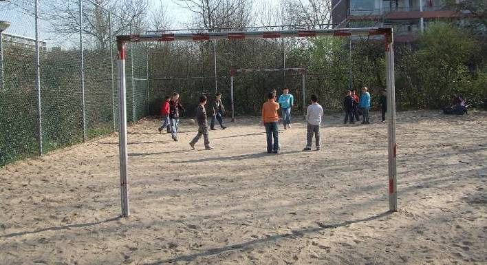 Wat is er te doen op het plein (2)? Blad 2 Voetbalveld De grootte van het veld(en)?