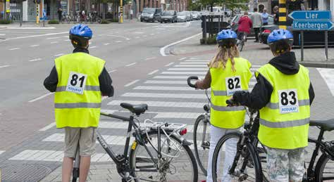 24 Trainen in het echte verkeer Trainen in stappen Nodig: drie kaarten met de woorden OM, ARM en STUUR; een rustige straat of wijk in de schoolomgeving waar GEEN fietspad is; een extra begeleider