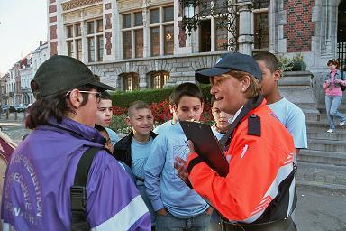 ouders en kinderen; Praktische omkadering van de begeleiders Ouders Aanvankelijk weinig respons; Werk van lange adem; Maar eens ze ingeschreven zijn, doen ze enthousiast