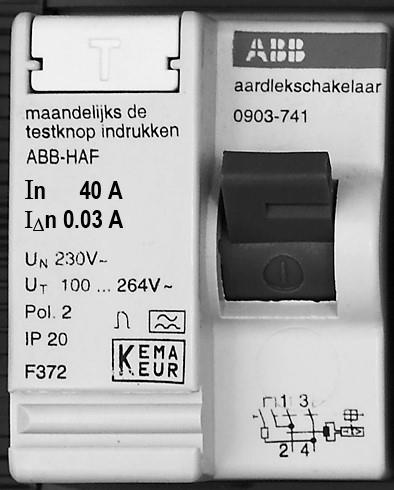 1p 110 Lisa verbaast zich over dit bericht. Er is namelijk geen ontwerpfout. Zij weet dat een aardlekschakelaar de stroom niet uitschakelt bij kortsluiting.