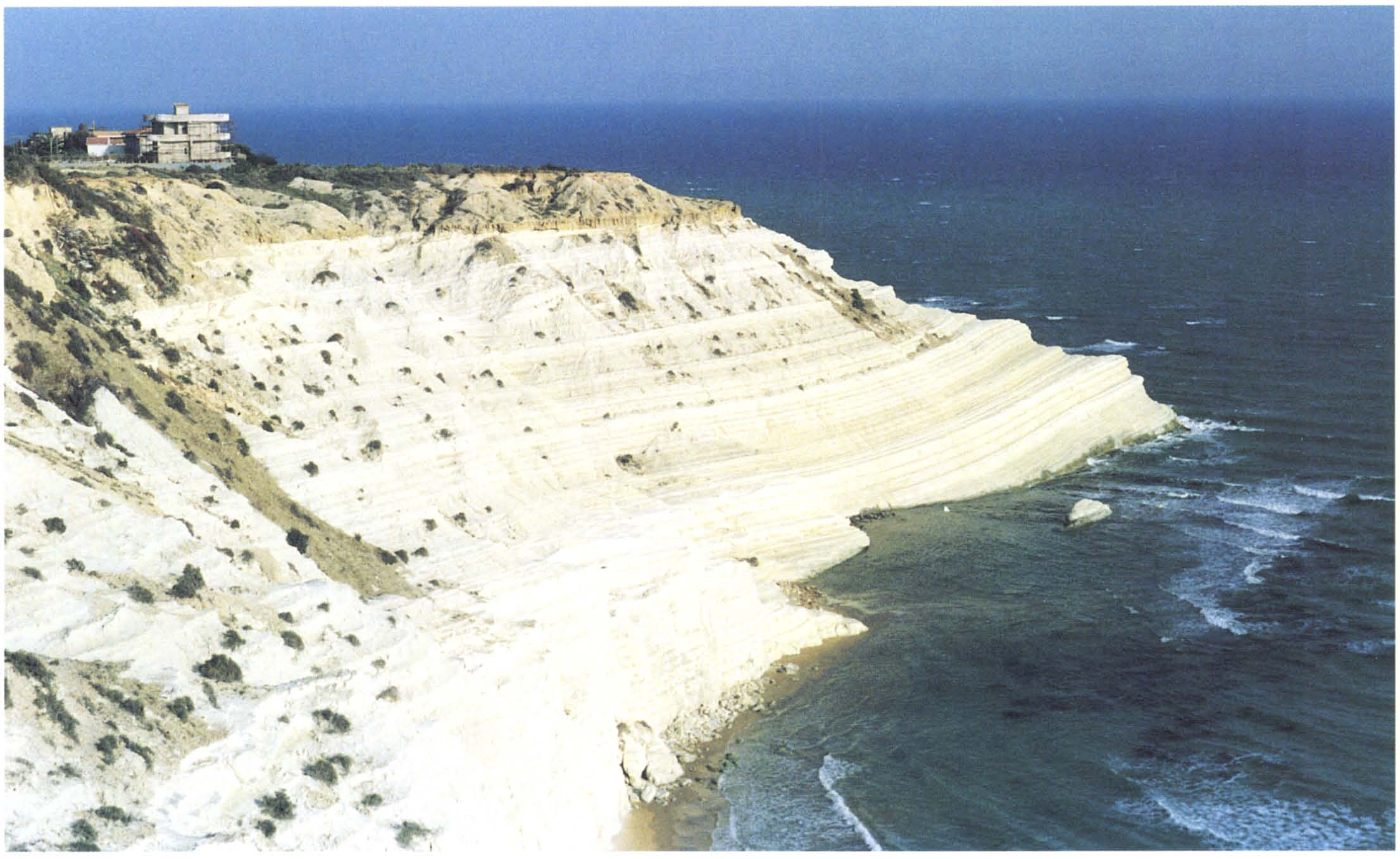 Fig. 2. De kaap van Punta di Maiata, aan de zuidkust van Sicilië. De opeenvolgende lagen laten goed de astronomische veranderingen zien.