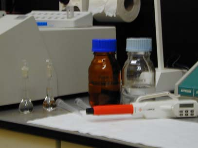 Bijlage I-4: Protocollen H 2 O 2,NO 2 - en NO 3 - bepaling Gehaltebepaling van een waterstofperoxideoplossing (Tri-jodide methode) Bereik: 0-21 mg/l H 2 O 2 De methode is gebaseerd op de reactie van