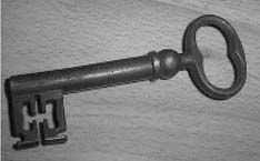 Bij de controle van een slot moet je op het volgende letten. Hoe sluit het slot? Hoe gemakkelijk gaat de sleutel in en uit het slot? Hoe draait de sleutel rond in het slot?