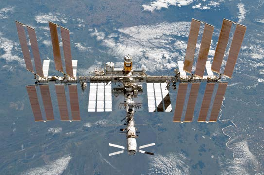 Achtergrondinformatie Het ISS ISS staat voor International Space Station en is een internationaal ruimtestation dat sinds 1998 in een baan om de aarde zweeft.