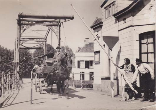 vechtkroniek 39 De ouders van Piet Attema aan het werk als brugwachter bij de Van Leerbrug in Vreeland, eind jaren 30 (Coll. W.