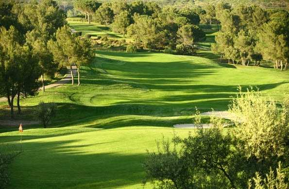 Om de green te bereiken moet vervolgens weer 40 meter omhoog gespeeld worden. Vlak naast deze green start hole 16.