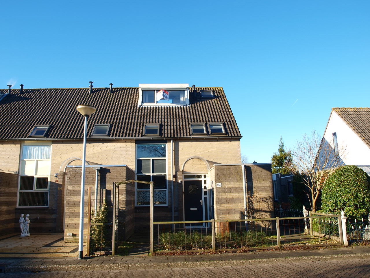 Standerdmolen 86 te Barendrecht Deze ruime hoekeengezinswoning met een diepe achtertuin gelegen aan het water ligt centraal in de gewilde wijk Molenvliet.