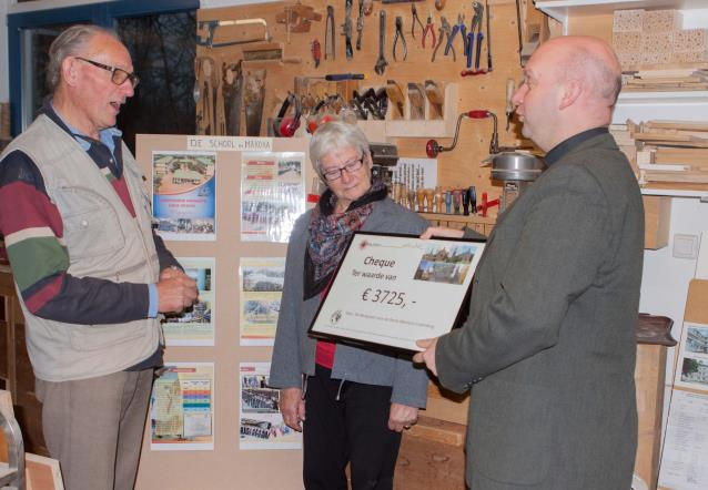 PASTOOR ZWEERS SCHENKT CHEQUE AAN STICHTING WERKPLAATS VOOR DERDE WERELD Op dinsdag 24 november 2015 overhandigde pastoor Gerben Zweers een cheque van 3.