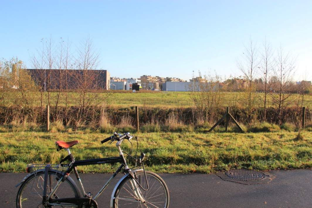 als kapstok brede groene band langs gracht