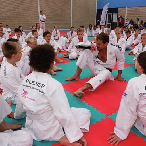 Professional Op veel scholen is judo of zelfverdediging onderdeel van het vaste curriculum. De vakdocent, die vaak jaren geleden tijdens de ALO het vak judo heeft gevolgd, geeft de les.