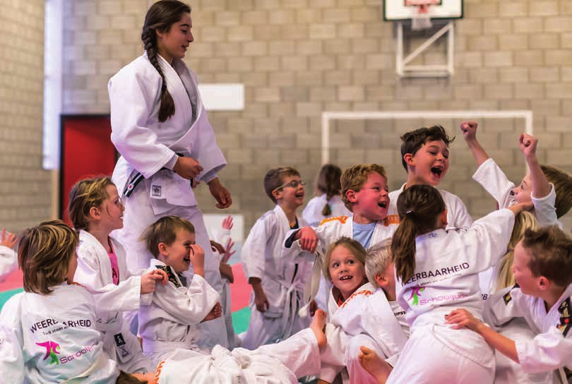 Een professional neemt de judolessen over en de school krijgt met Schooljudo veel meer dan standaard judolessen.