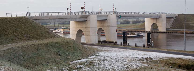 De grootste van Nederland De imposante brug over het Van Starkenborghkanaal bij Eibersburen heeft de langste voorgespannen