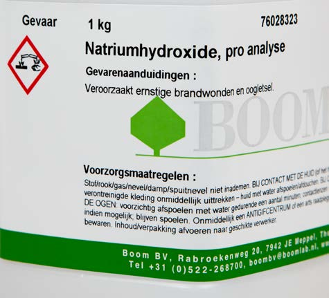 1 Stofeigenschappen figuur 5 de veiligheidsinformatie voor natriumhydroxide Plus R-zinnen en S-zinnen In figuur 5 zie je het etiket van een pot waarin natriumhydroxide zit.