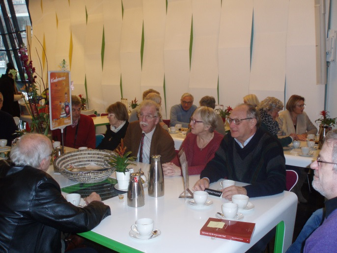 We gaan eerst even koffiepauze houden; waarna we ons naar het Auditorium begeven, waar Piet Steenbakkers ons dat uit de doeken gaat doen.