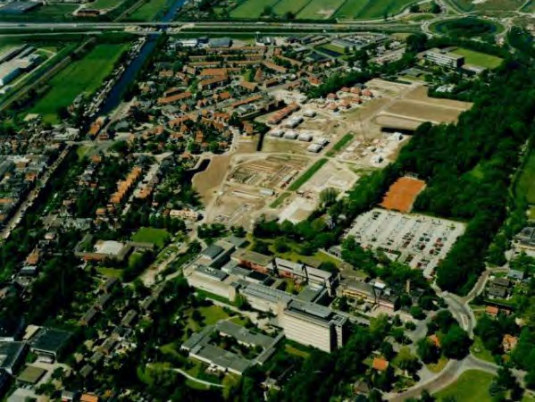 Rand met grote bouwvolumes Het hotel vlak bij de rijksweg, één van de grote